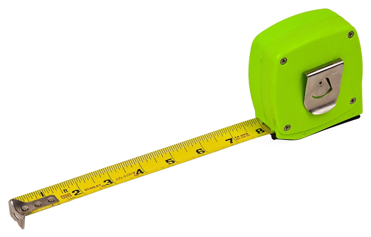Oprolbare meetlint met groene behuizing en uitgetrokken gele meetband tegen witte achtergrond